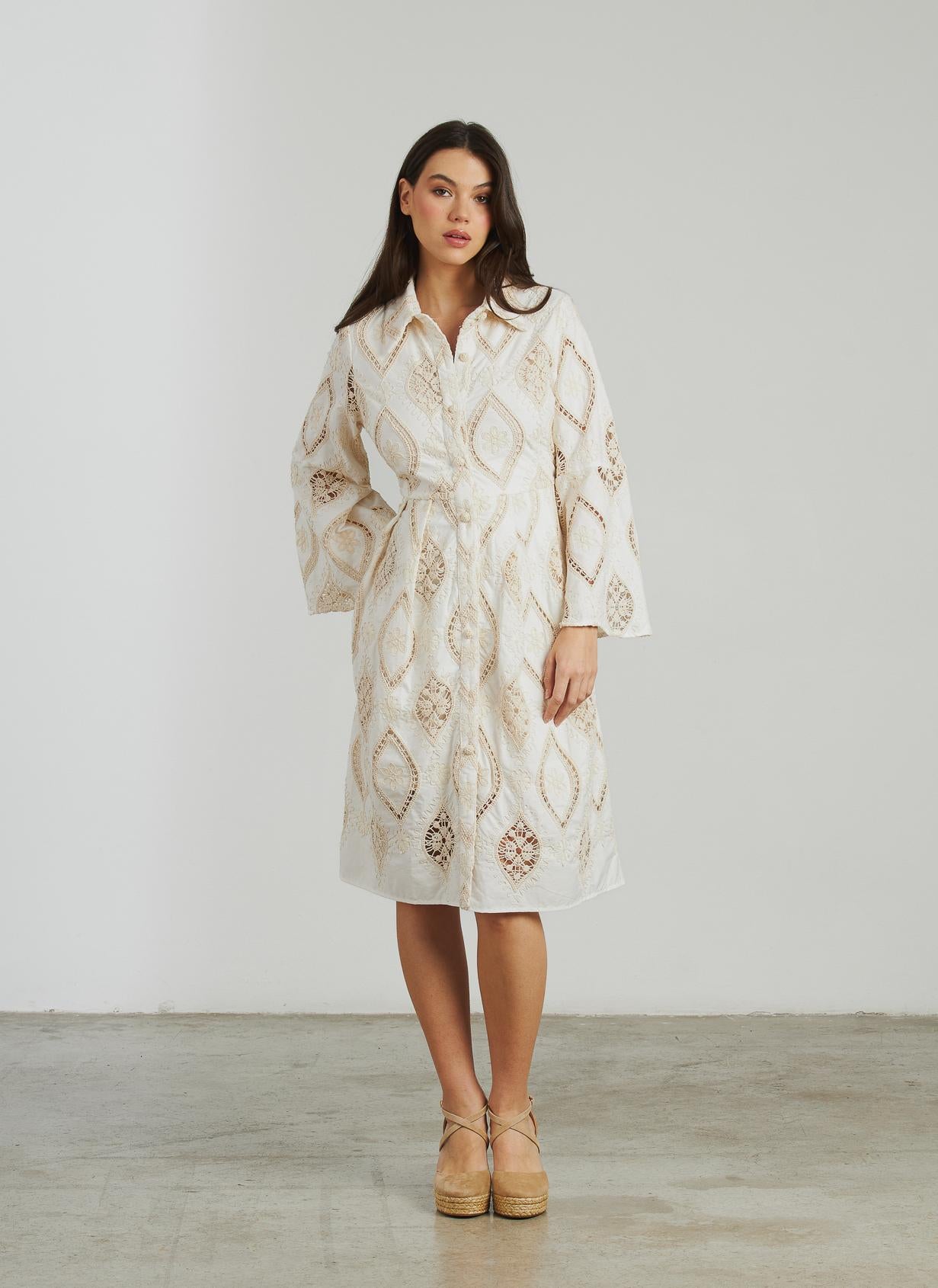 VESTIDO CORTO DETALLES BORDADOS