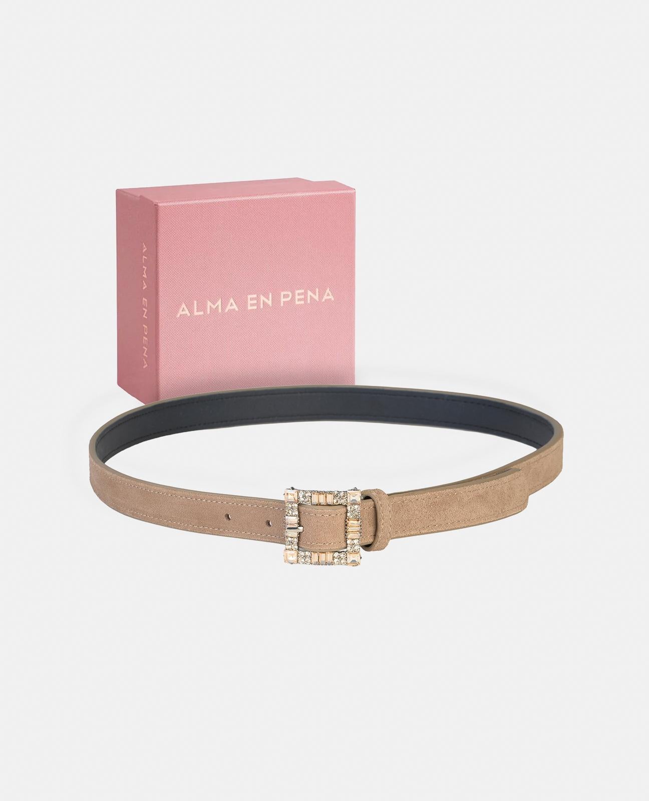 CINTURÓN CON HEBILLA DETALLE