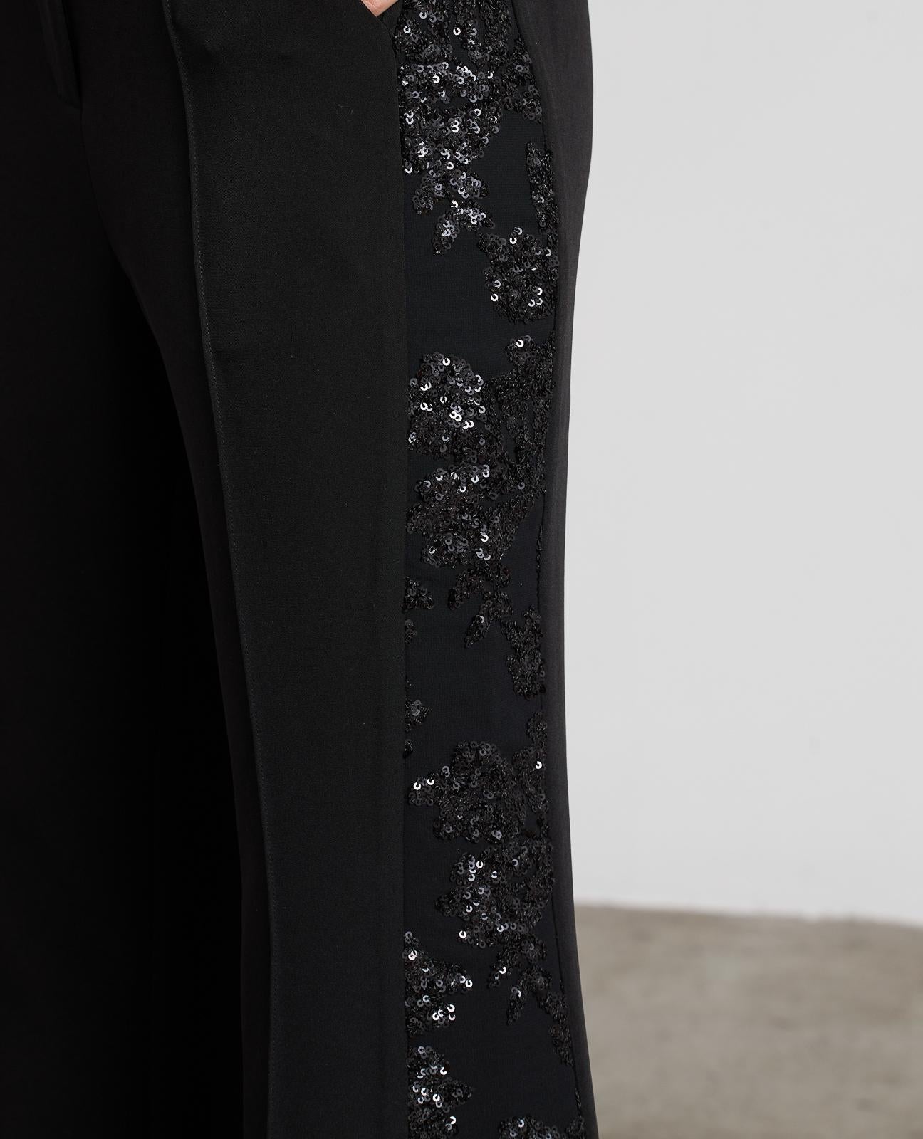 PANTALÓN FLARE DETALLES