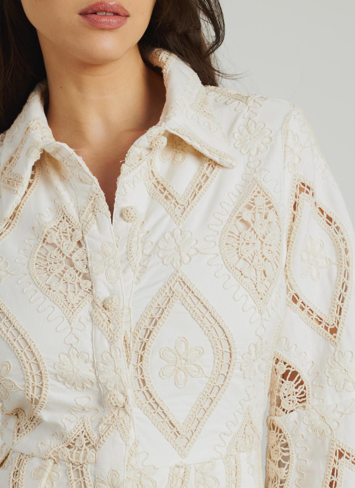 VESTIDO CORTO DETALLES BORDADOS