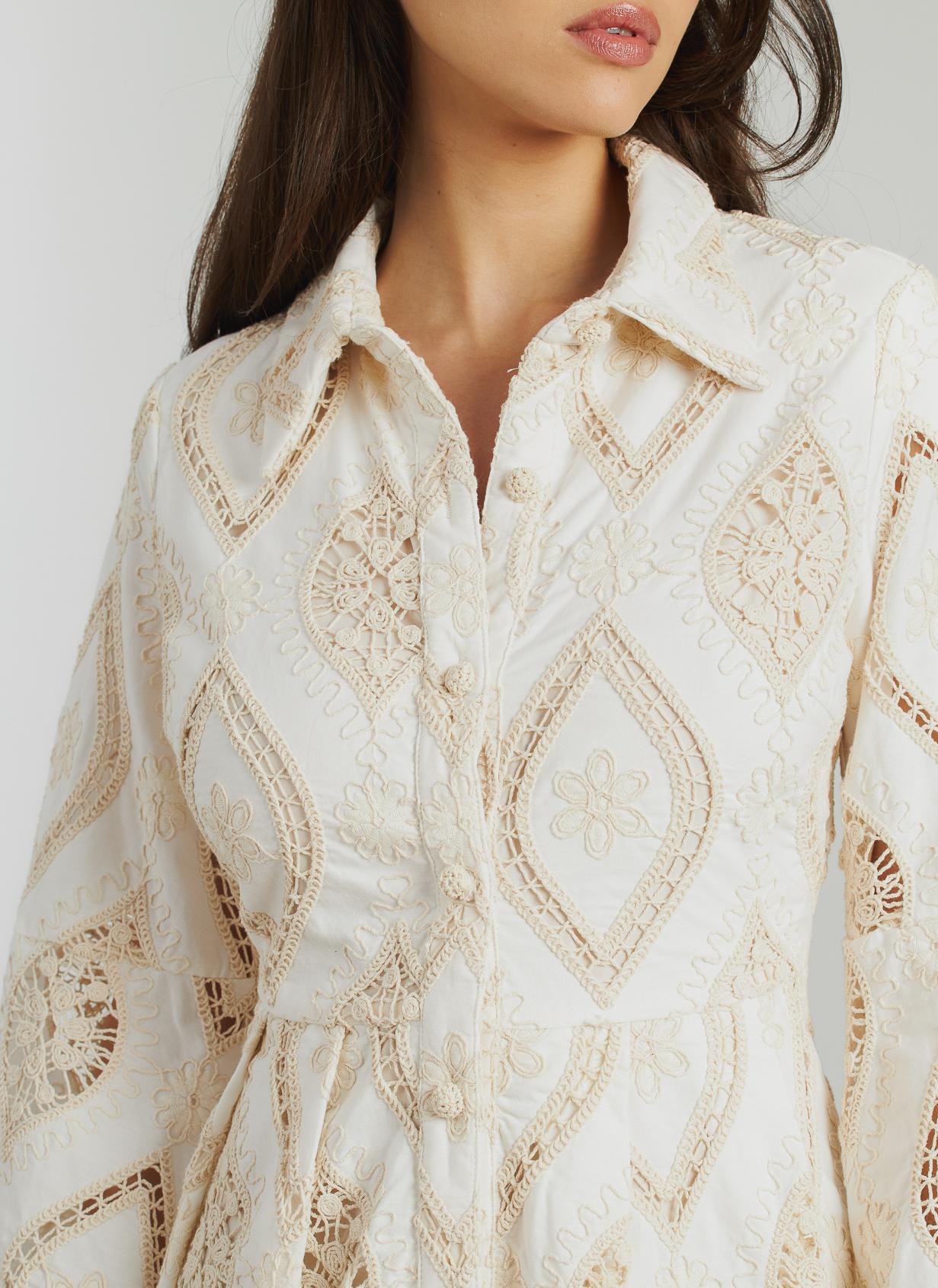 VESTIDO CORTO DETALLES BORDADOS