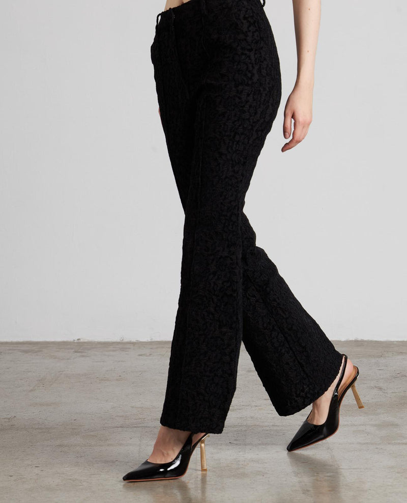 PLANTALÓN FLARE CON TEXTURA