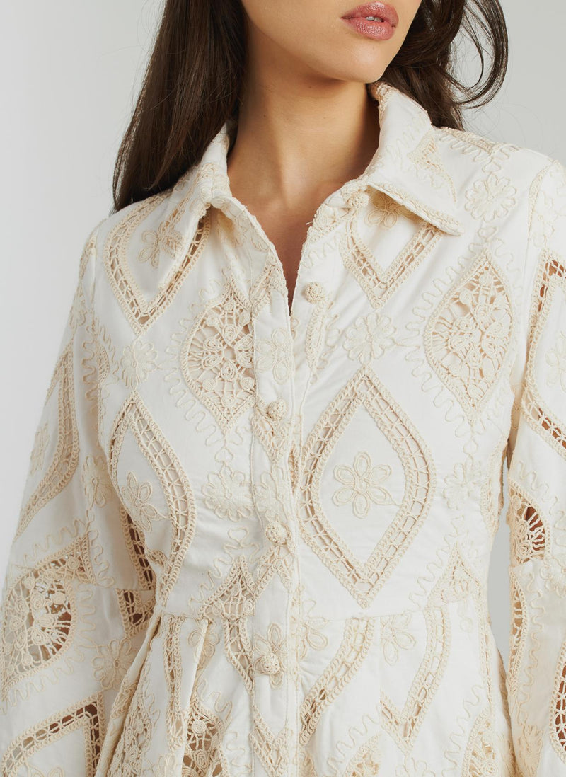 VESTIDO CORTO DETALLES BORDADOS